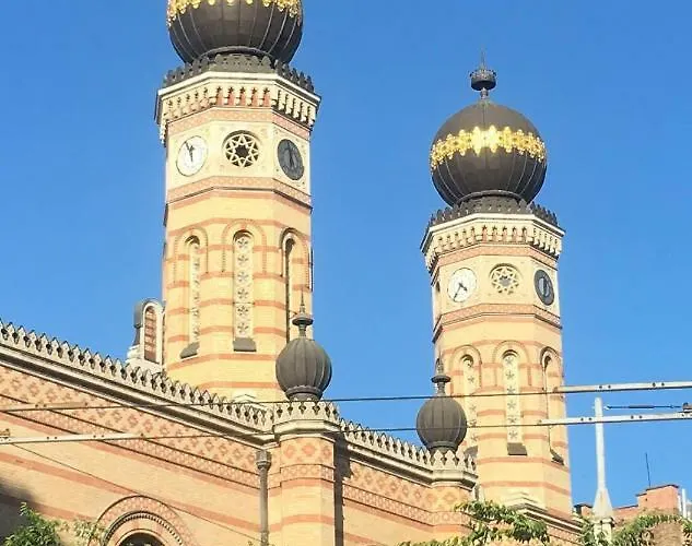 Alma's Romantic Getaway بودابست