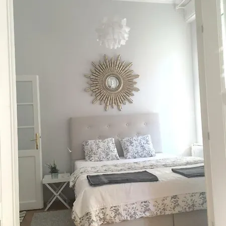 Alma's Romantic Getaway * Budapest