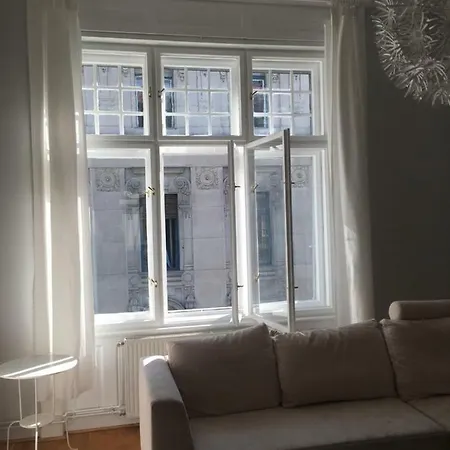 Alma's Romantic Getaway Budapest